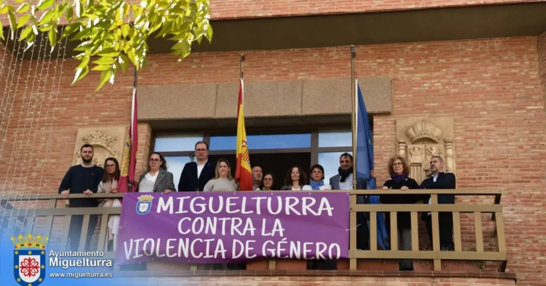 El Ayuntamiento muestra su compromiso contra la violencia de género con una pancarta en su balcón