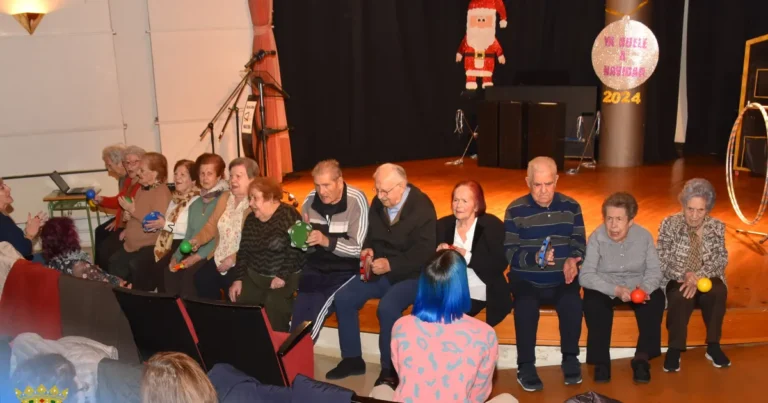 El Área de Mayores da la bienvenida a la Navidad con una gala llena de música, magia y circo