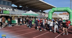 Escolares se Unen en una Mini Marcha Navideña contra el Cáncer en el Estadio Municipal