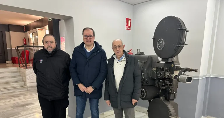 Nuevo impulso cultural: El Ayuntamiento recibe el proyector del histórico Cine Estrella de Miguelturra