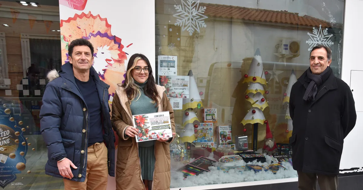 Triunfadores del Concurso Navideño de Escaparates: Papelería My Paper, Calzados León y Estudio de Tatuajes Vértigo