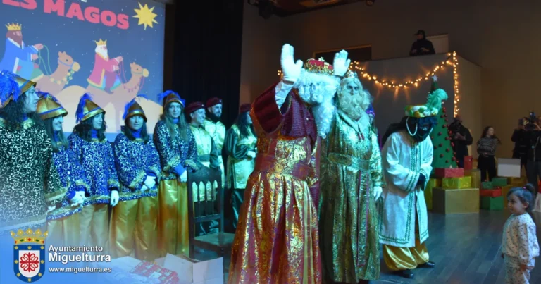 Desfile Real de los Reyes Magos en Miguelturra Atrae Multitudes Entusiastas