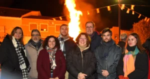Miguelturra Celebra la Hoguera de San Antón y la Bendición de Mascotas en Una Festiva Procesión