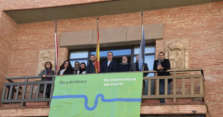 El Ayuntamiento se suma al Día Mundial contra el Cáncer con una pancarta en su fachada