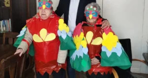 El Centro de Día de Mayores Inaugura el Carnaval con una Fiesta de Disfraces Tropicales