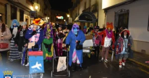 Desfile Multitudinario de Máscaras Inunda las Calles en el Lunes de Carnaval Pese a la Lluvia