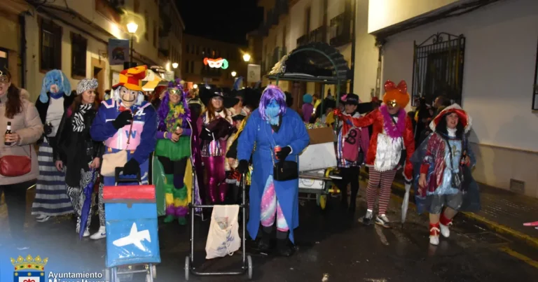 Desfile Multitudinario de Máscaras Inunda las Calles en el Lunes de Carnaval Pese a la Lluvia