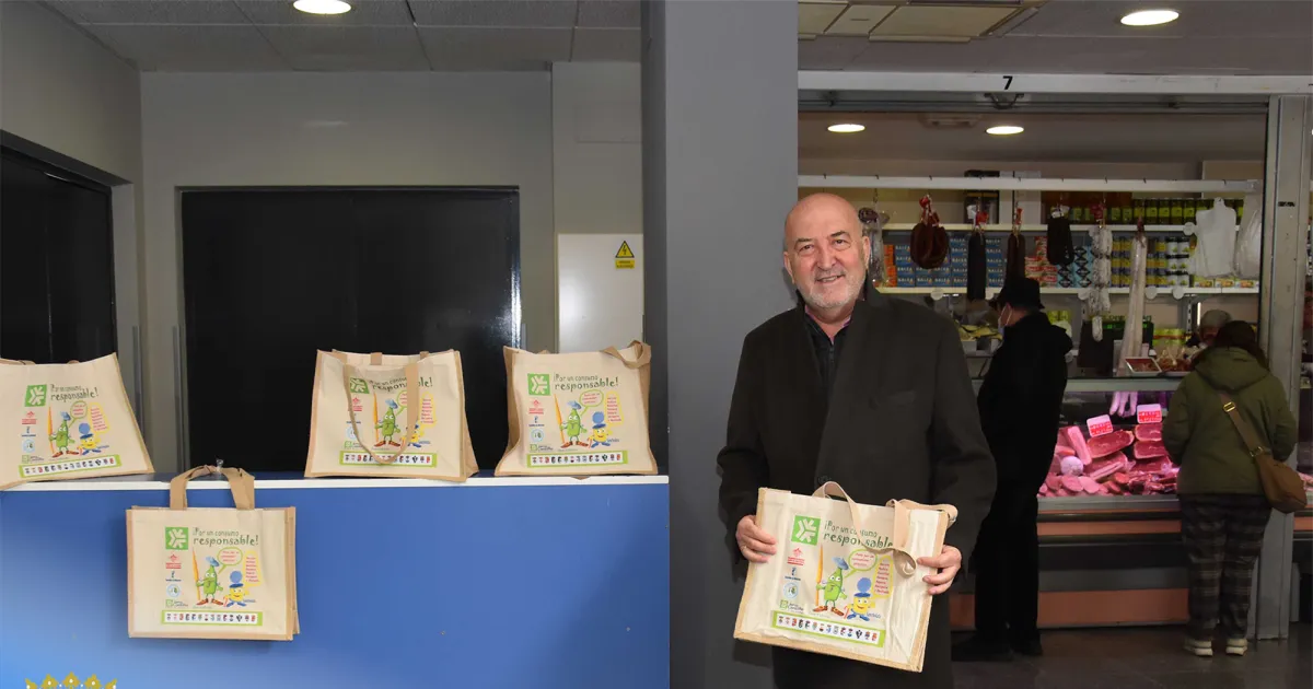 Impulso a la Sostenibilidad con Bolsas Reutilizables en el Mercado Municipal
