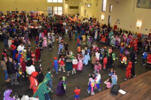 Los disfraces y las charangas triunfan sobre la lluvia en el vibrante Carnaval de Miguelturra