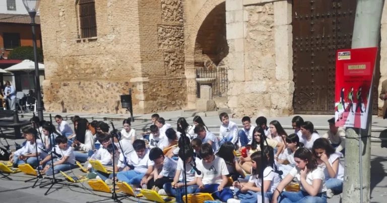 El CEIP Clara Campoamor Lleva la Música al Espacio Público con «Musiqueando 2025»