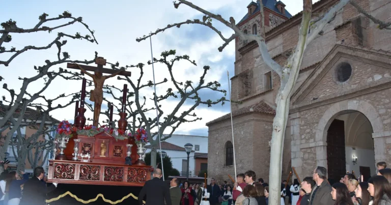 La Procesión del Santo Entierro Ilumina la Noche de Viernes Santo en Miguelturra pese a la Lluvia