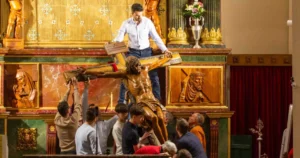 Miguelturra Celebró la Tradicional Bajada del Patrón al Altar Mayor