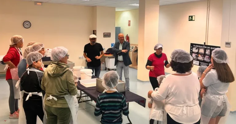 Actividad Intergeneracional en el Centro de Mayores por el Día de la Familia