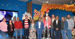 El Alcalde de Miguelturra Agradece la Donación del Traje del Pregonero del Carnaval 2024 y Resalta el Valor del Museo del Carnaval