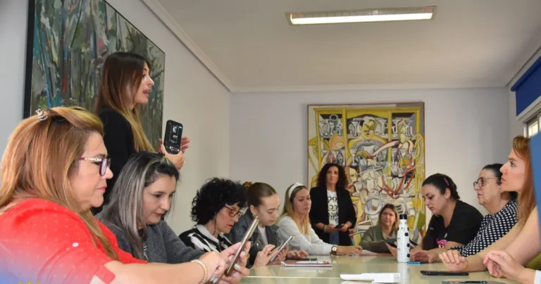 El Centro de la Mujer Lanza Taller Innovador de Inteligencia Artificial para Potenciar Negocios