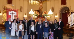 El Cristo desfila bajo la lluvia en una procesión improvisada