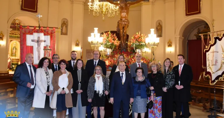 El Cristo desfila bajo la lluvia en una procesión improvisada