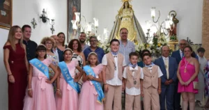 La Virgen de Nuestra Señora de la Salud Recorre el Barrio en el Cierre de Sus Fiestas
