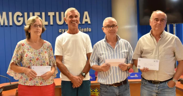 Marcial González Dona 900 Euros de la Venta del Diccionario Churriego a ONGs Locales