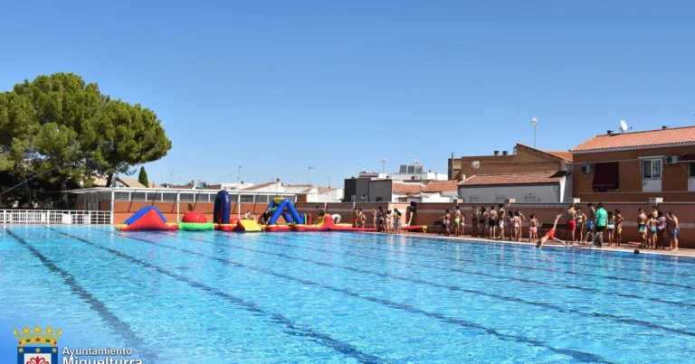 Diversión Acuática: Una Jornada Inolvidable para Niños y Niñas en la Piscina Municipal