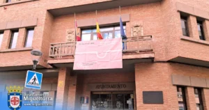 El Balcón del Ayuntamiento de Miguelturra se Viste de Rosa en Apoyo al Cáncer de Mama