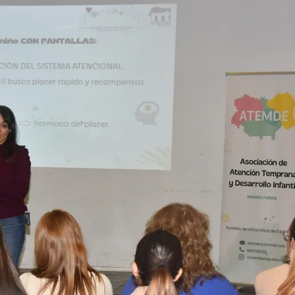 Charla en Miguelturra: «Crianza Digital Saludable» Atrae a Familias y Expertos