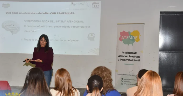 Charla en Miguelturra: «Crianza Digital Saludable» Atrae a Familias y Expertos