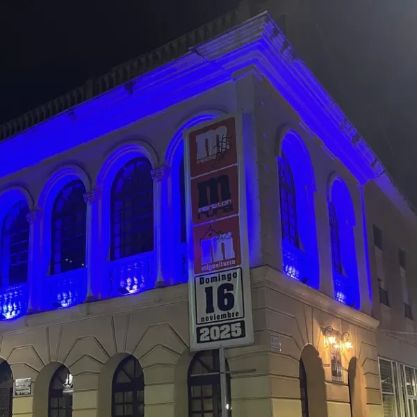 El Ayuntamiento Ilumina de Azul el Centro de Día en Conmemoración del Día Mundial de la Diabetes