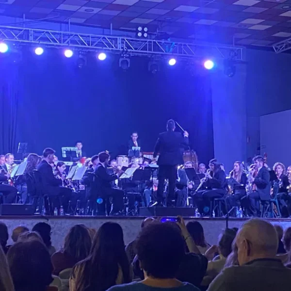 La Banda Sinfónica de Miguelturra Enlaza Música y Cine en un Concierto Navideño