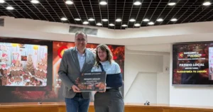 Marisa Ramírez de «Floristería Tu Jardín» recibe galardón en el XXI Concurso de Escaparates en Miguelturra
