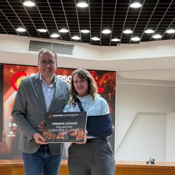 Marisa Ramírez de «Floristería Tu Jardín» recibe galardón en el XXI Concurso de Escaparates en Miguelturra