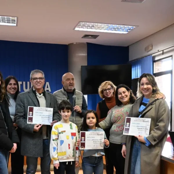 Reconocen la Creatividad y Participación en Concursos Navideños de Belenes y Balcones Decorados