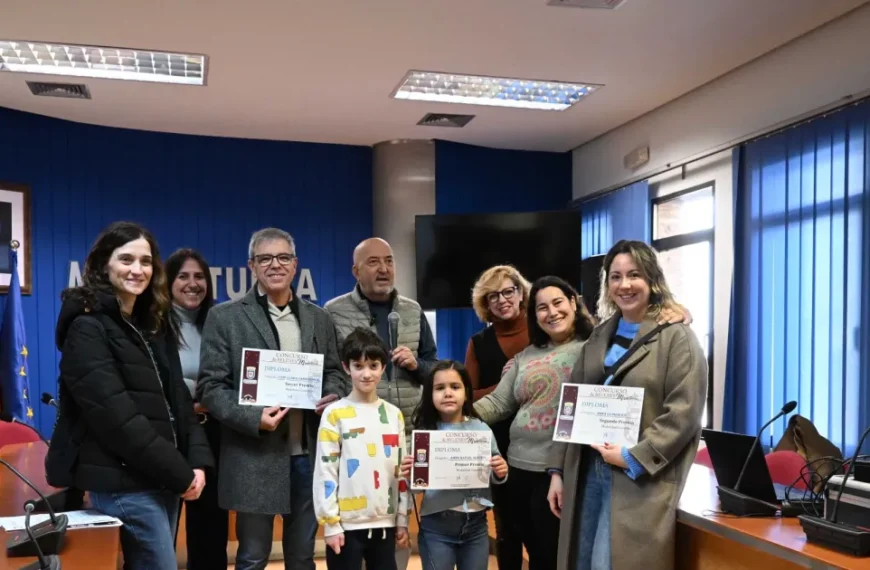Reconocen la Creatividad y Participación en Concursos Navideños de Belenes y Balcones Decorados