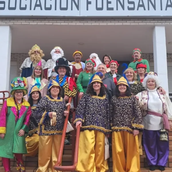 Espíritu Navideño: La Peña Máscaras Mayores Alegra la Asociación Fuensanta de Ciudad Real