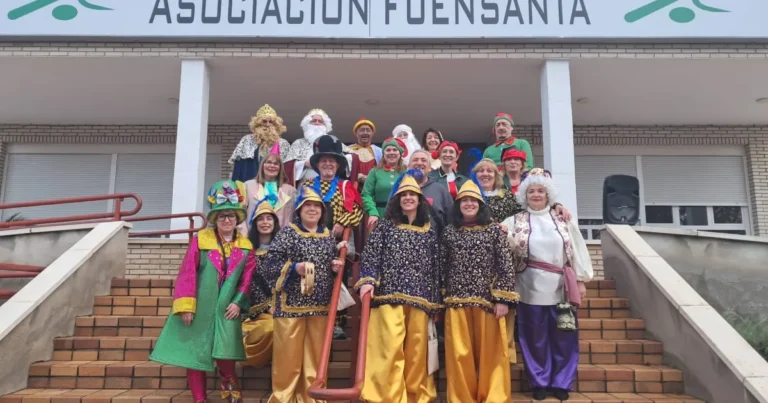 Espíritu Navideño: La Peña Máscaras Mayores Alegra la Asociación Fuensanta de Ciudad Real
