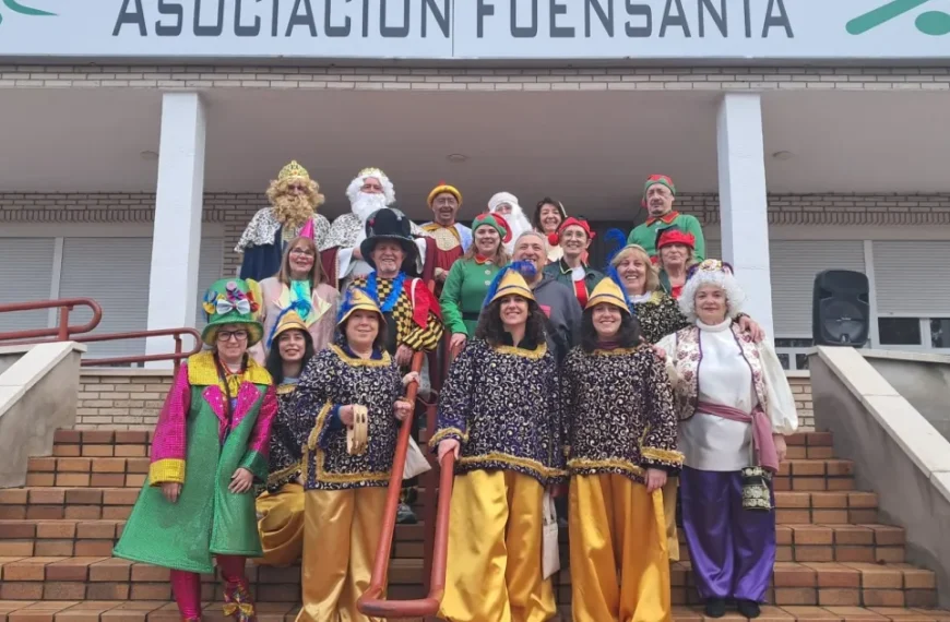 Espíritu Navideño: La Peña Máscaras Mayores Alegra la Asociación Fuensanta de Ciudad Real