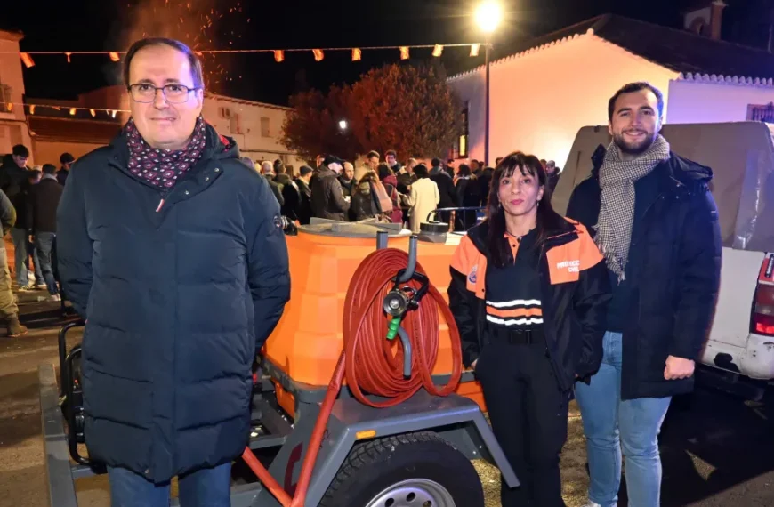 Luis Ramón Mohíno Destaca el Trabajo de los Voluntarios en la Presentación del Nuevo Equipo Contra Incendios y Liderazgo