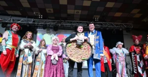 Álvaro Casares Da Inicio al Carnaval de Miguelturra 2026 con un Original Disfraz de «Migas Castellano-Manchegas»