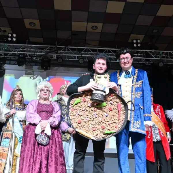Álvaro Casares Da Inicio al Carnaval de Miguelturra 2026 con un Original Disfraz de «Migas Castellano-Manchegas»