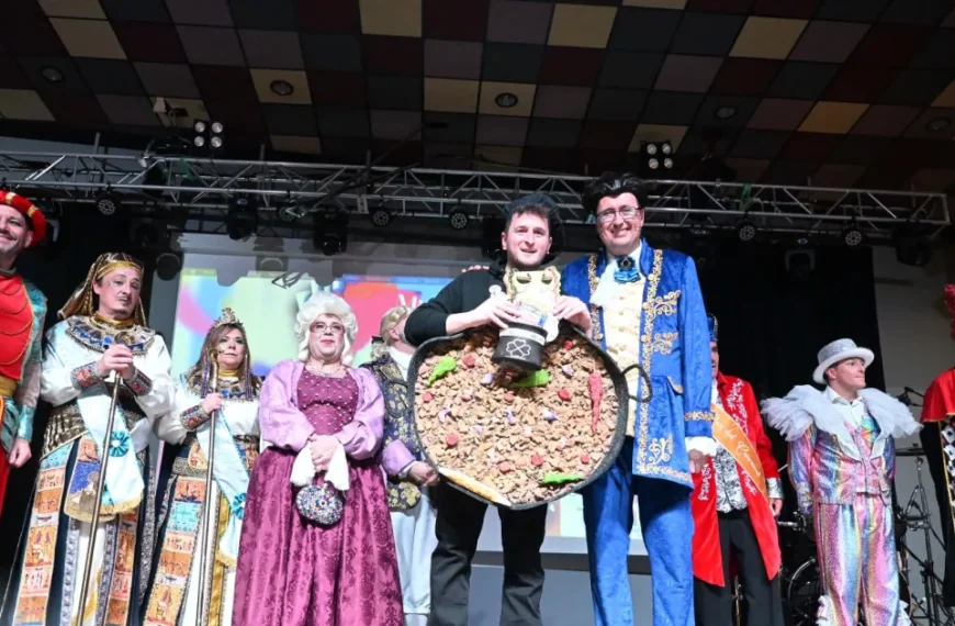 Álvaro Casares Da Inicio al Carnaval de Miguelturra 2026 con un Original Disfraz de «Migas Castellano-Manchegas»