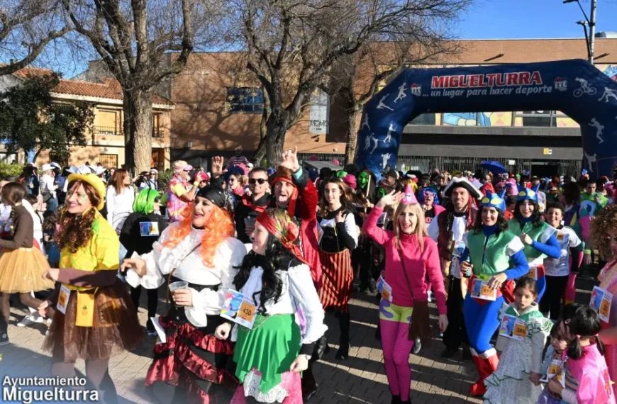 Cientos de Máscaras Inundan Miguelturra en la Tradicional Carrera ‘La Churriega’