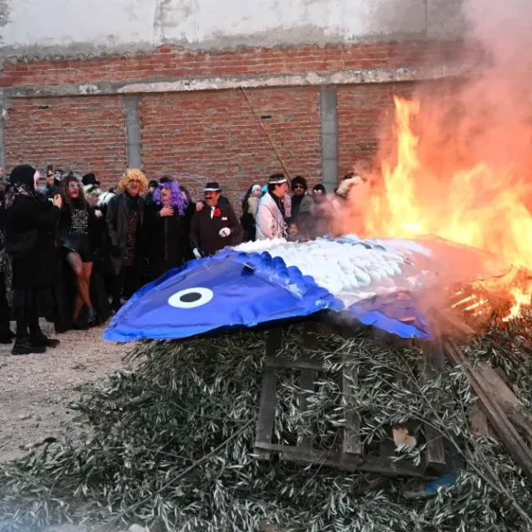 Despedida de Don Carnaval: Miguelturra da la bienvenida a Doña Cuaresma con el solemne adiós a Doña Sardina