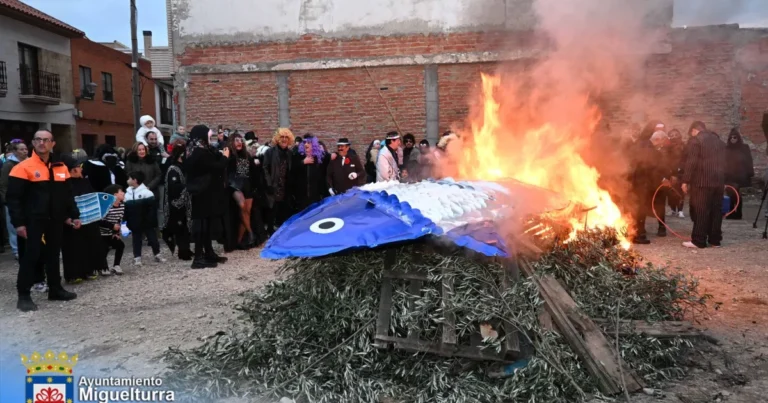 Despedida de Don Carnaval: Miguelturra da la bienvenida a Doña Cuaresma con el solemne adiós a Doña Sardina