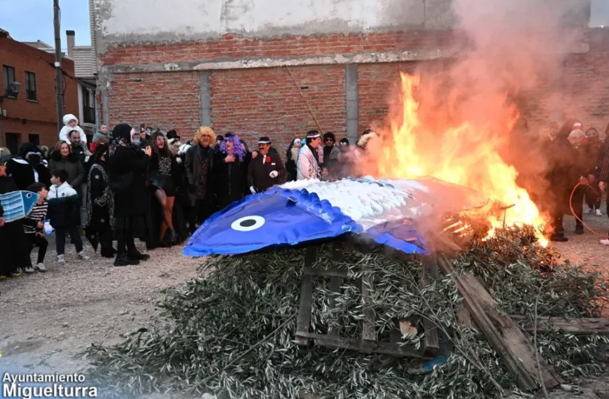 Despedida de Don Carnaval: Miguelturra da la bienvenida a Doña Cuaresma con el solemne adiós a Doña Sardina