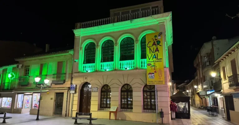 El Ayuntamiento de Miguelturra Participa en la Campaña “Ilumina en Verde” con la Iluminación del Centro de Día