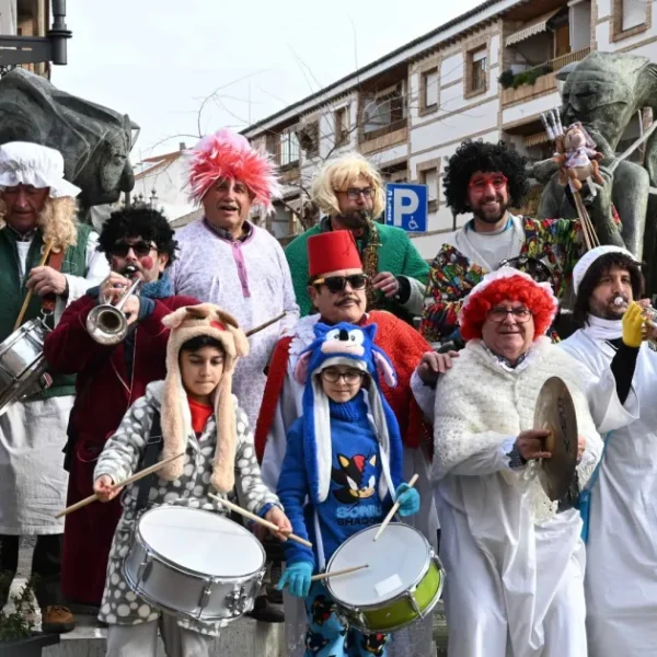 La Peña ‘El Jamón’ Anima la Mañana del Domingo con su Diana Carnavalera