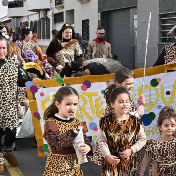 Pequeños Artistas Iluminan Miguelturra en un Martes de Carnaval Vibrante