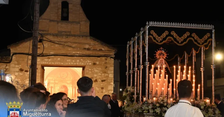 Miguelturra Brilla en el Viernes de Dolores con su Tradicional Procesión de Lamparillas