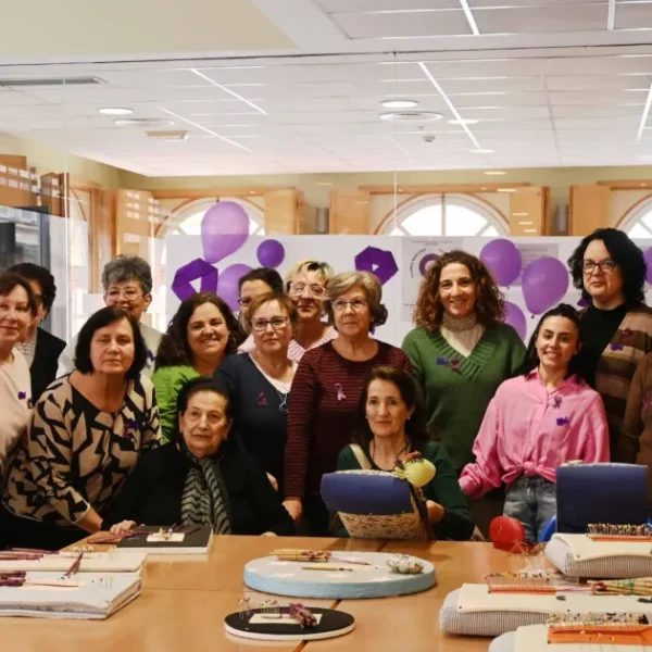 Miguelturra Promueve Igualdad y Tradición con Taller de Encaje de Bolillos en el 8M