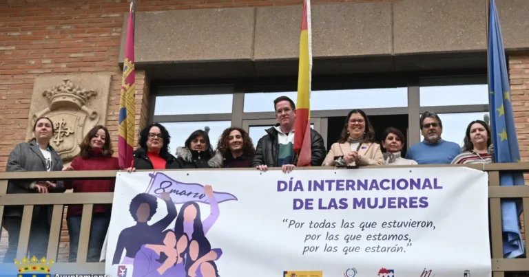 Miguelturra Refuerza su Compromiso con la Igualdad en el 8M con Pancarta y Manifiesto